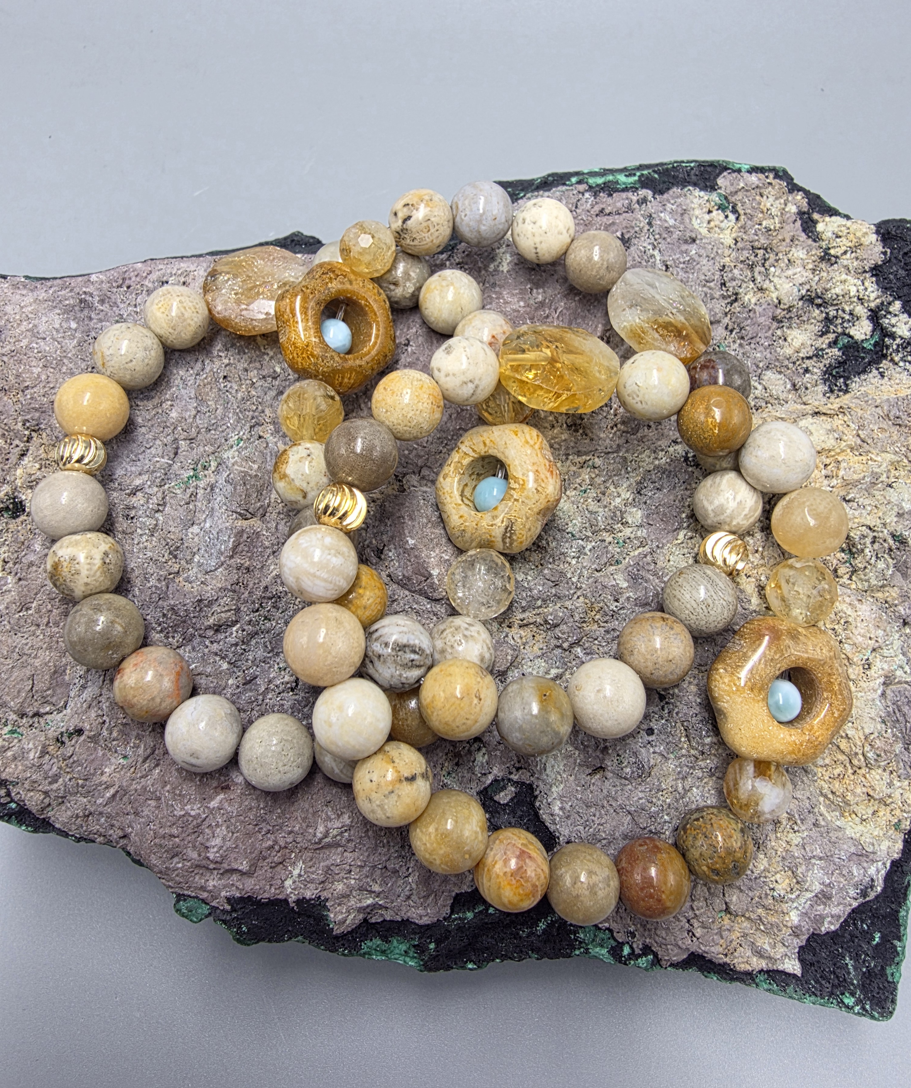 İlahi Düzenin Altında