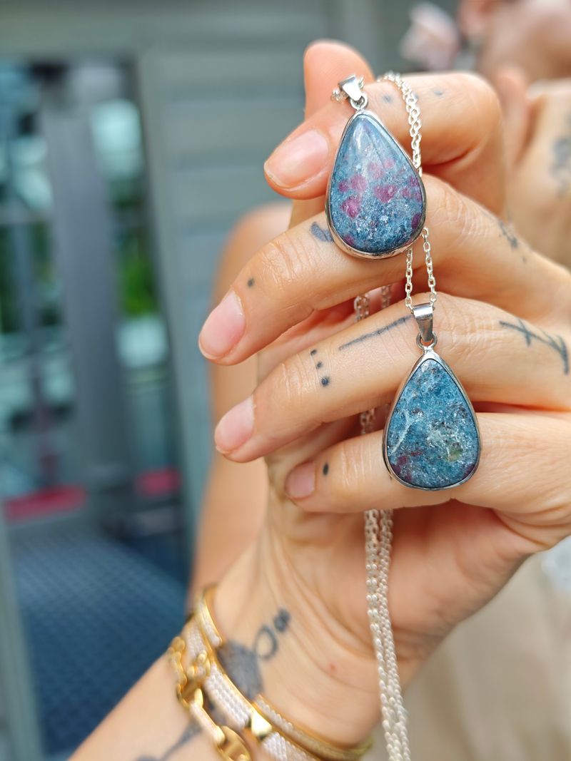 Ruby Kyanite Kolye