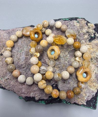 İlahi Düzenin Altında