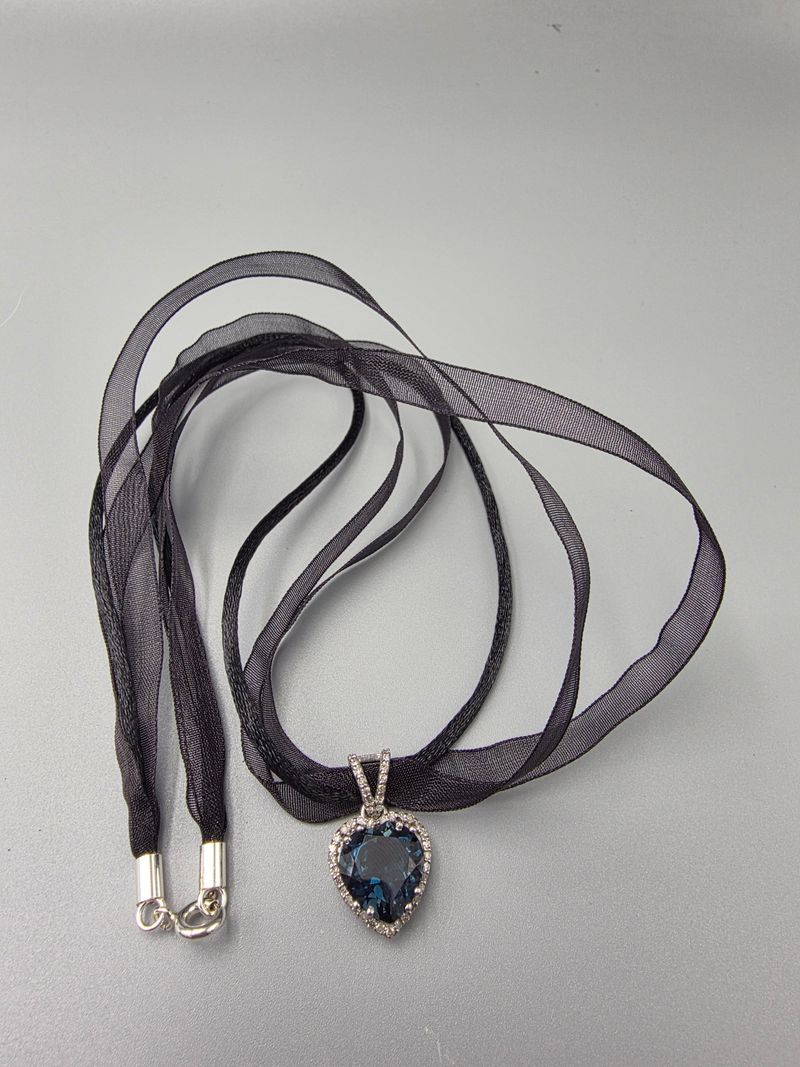 Pırlantalı Blue London Topaz Kolye