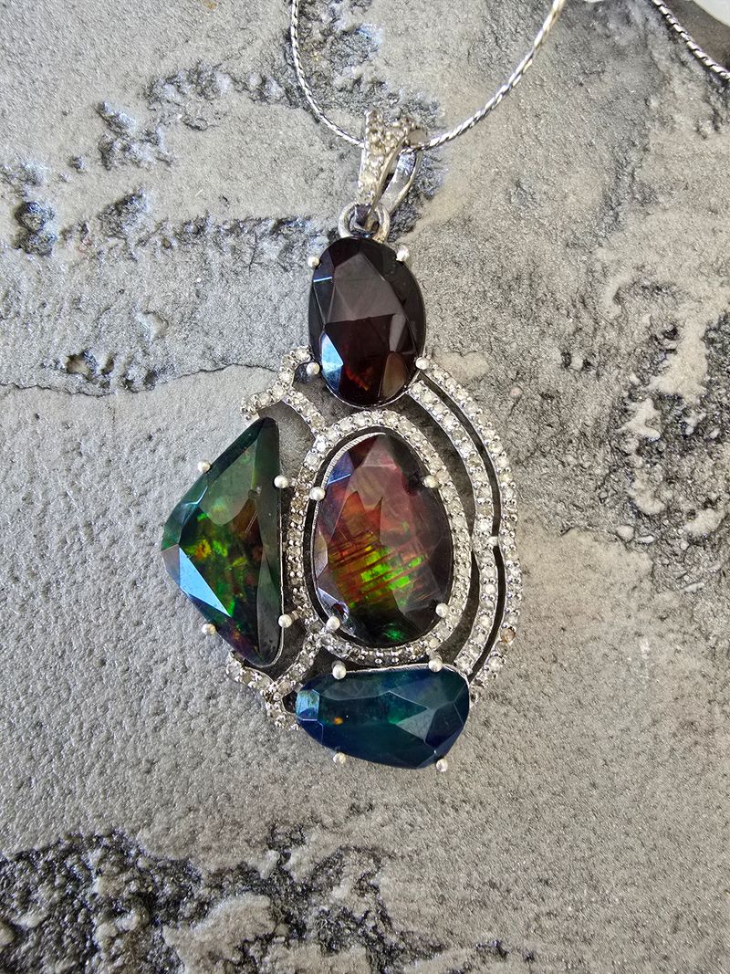 Pırlanta Opal Kolye