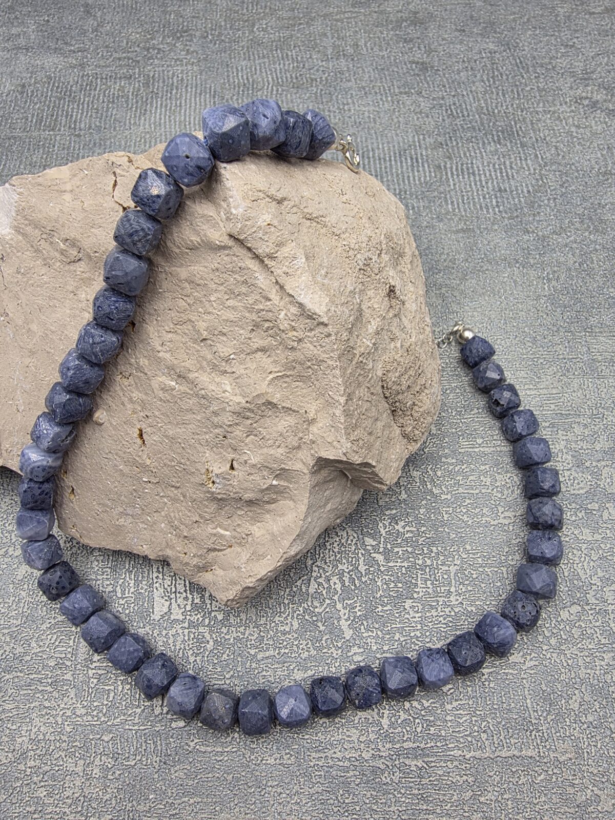 2025/11/46896.jpg DUMORTİERİT KOLYE - Görsel 1