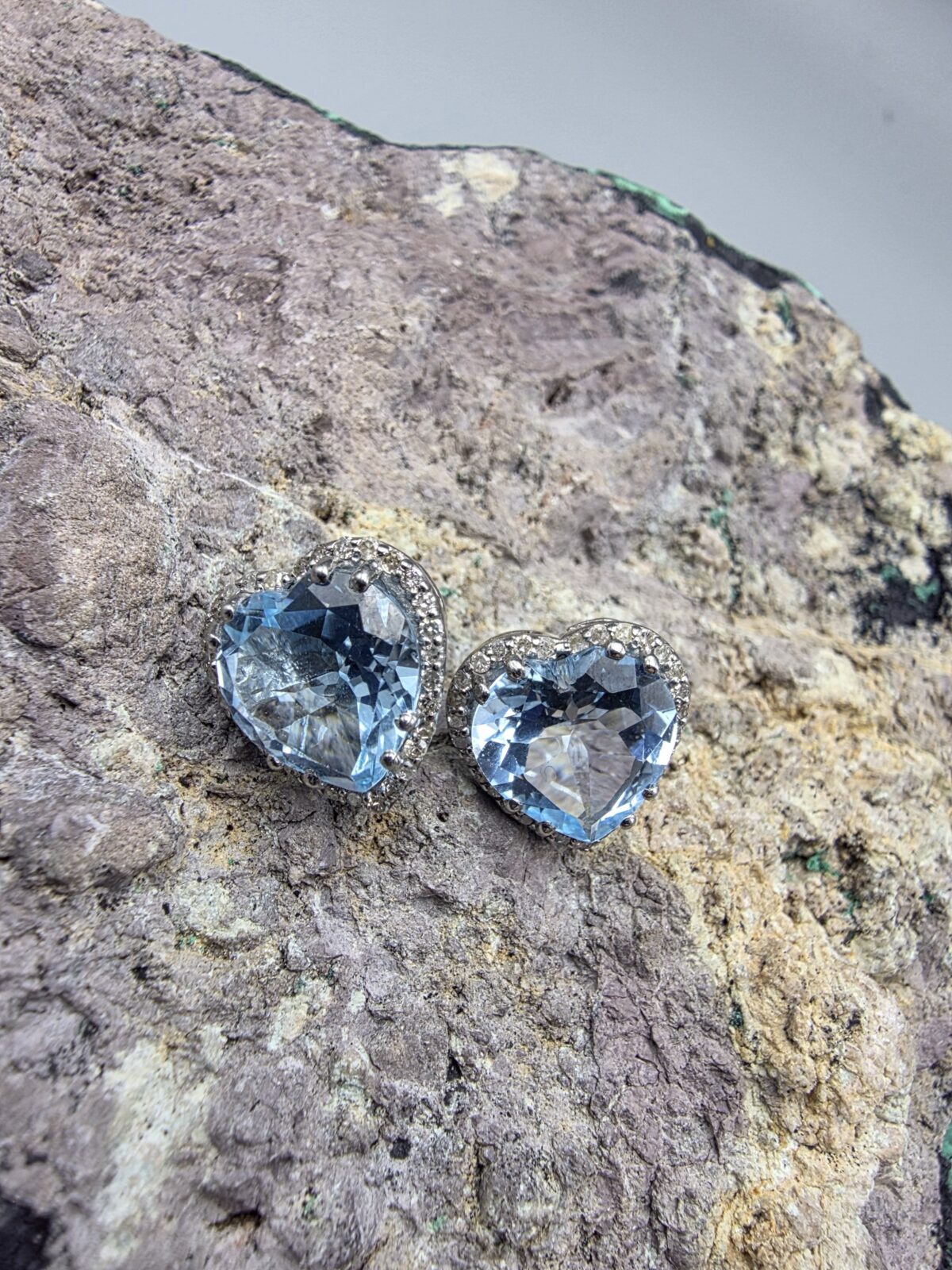 Topaz Pırlanta Kalp Küpe - Görsel 4